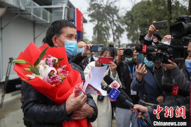 圖為貴州省最后一名新冠肺炎確診患者從貴州省將軍山醫(yī)院出院，患者接受媒體采訪。　瞿宏倫 攝
