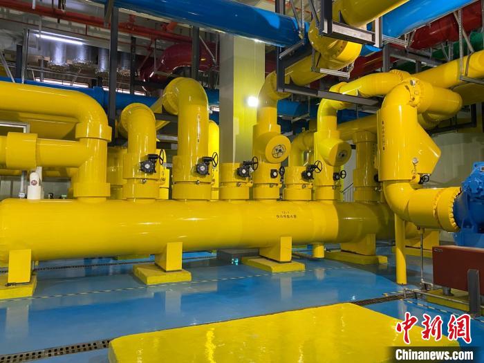 圖為中國移動云南數(shù)據(jù)中心冷卻系統(tǒng)?！⊥蹯簛?攝