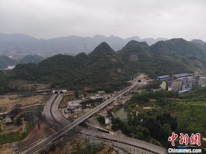 貴州省首條城際高速鐵路——安六鐵路開始聯(lián)調(diào)聯(lián)試。中國鐵路成都局集團(tuán)公司供圖