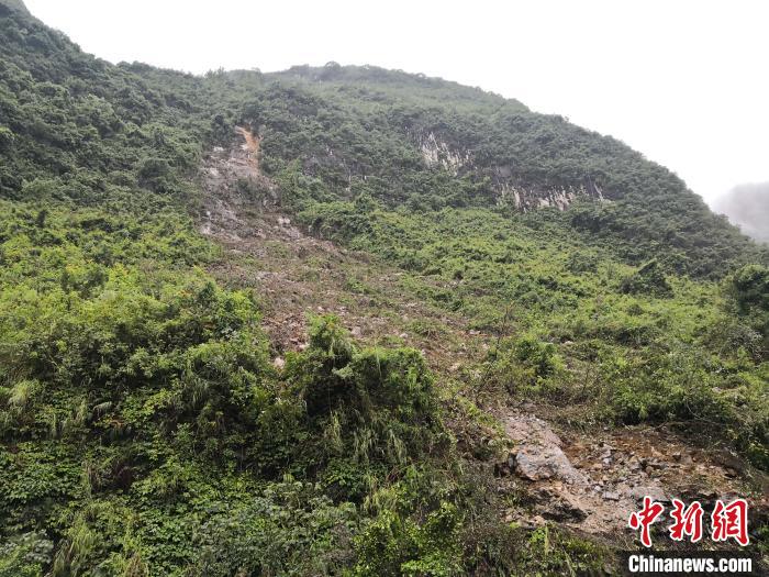 山體滑坡處?！↑S鵬 攝