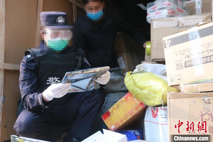 圖為勐康邊檢站民警在對快遞運輸車輛進行例行檢查?！钐?攝