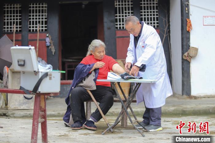 資料圖，貴州村醫(yī)給村民看病?！■暮陚?攝